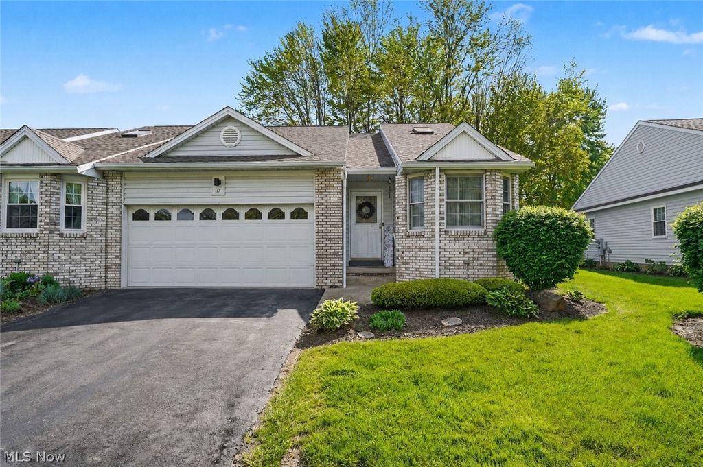 17 Harneds Landing, Cortland, OH 44410