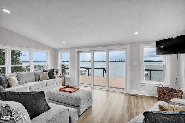 237 Riverside Drive, Sneads Ferry, NC 28460