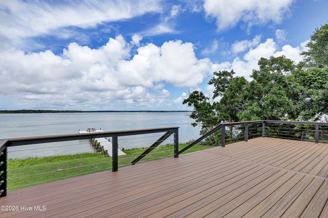 237 Riverside Drive, Sneads Ferry, NC 28460
