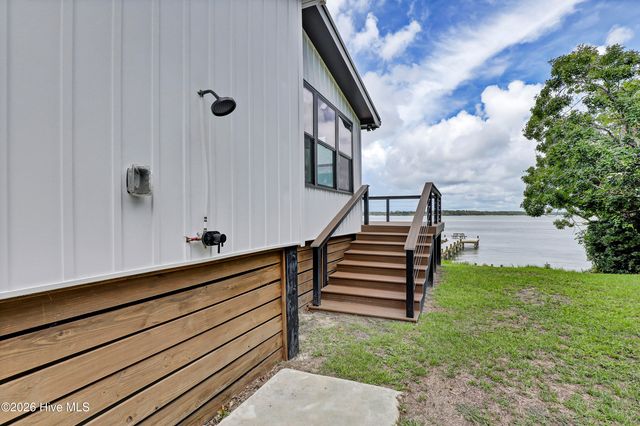 237 Riverside Drive, Sneads Ferry, NC 28460