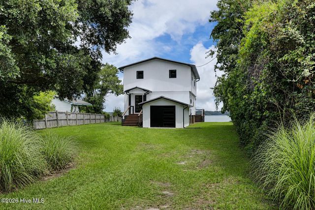 237 Riverside Drive, Sneads Ferry, NC 28460