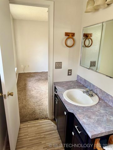 1408 Kiamichi Street, Hugo, OK 74743