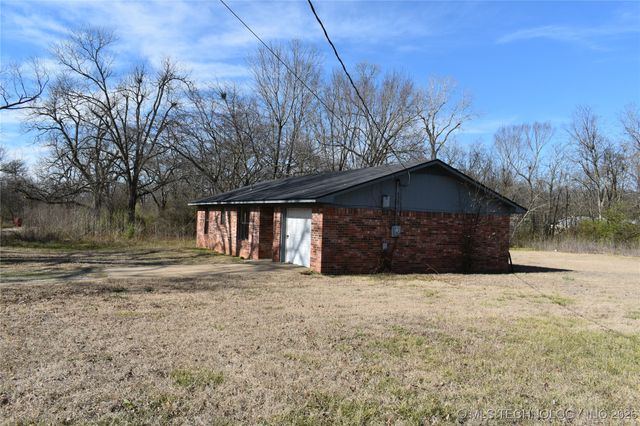 1408 Kiamichi Street, Hugo, OK 74743