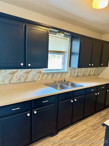 1408 Kiamichi Street, Hugo, OK 74743