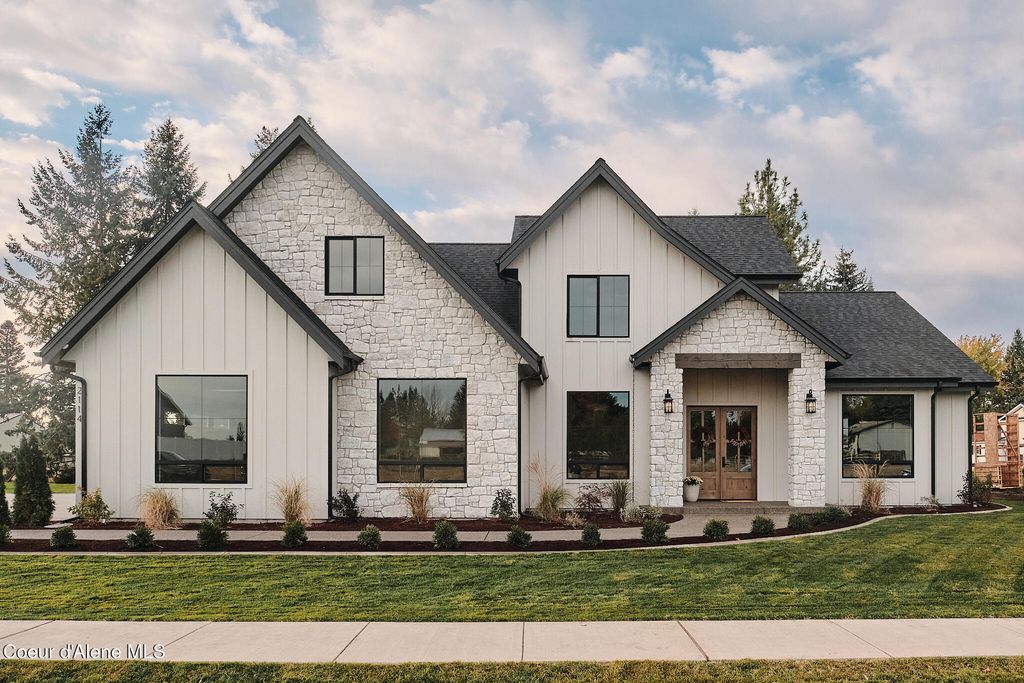 2114 W Boyles Ave, Hayden, ID 83835