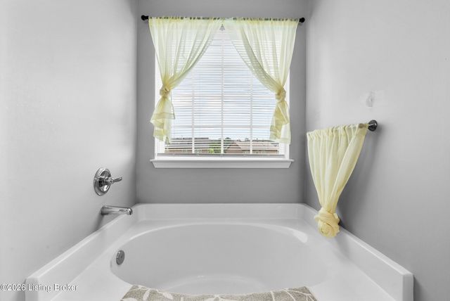 7807 Pineland Ridge Pass, Louisville, KY 40229