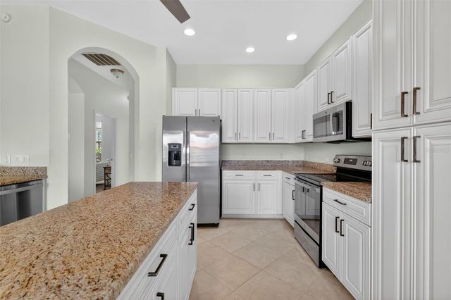 10180 LAKE MIONA WAY, Oxford, FL 34484