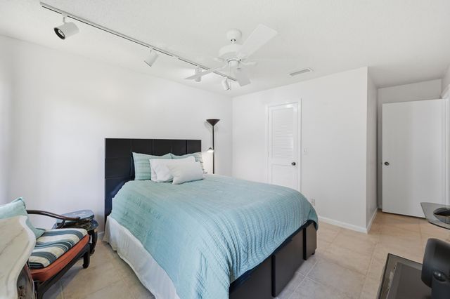 1042 NW 110th Lane, Coral Springs, FL 33071
