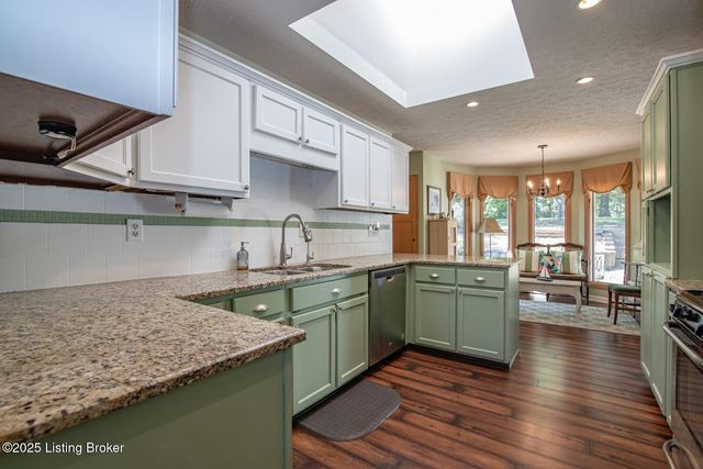 102 Thicket Ct, Radcliff, KY 40160