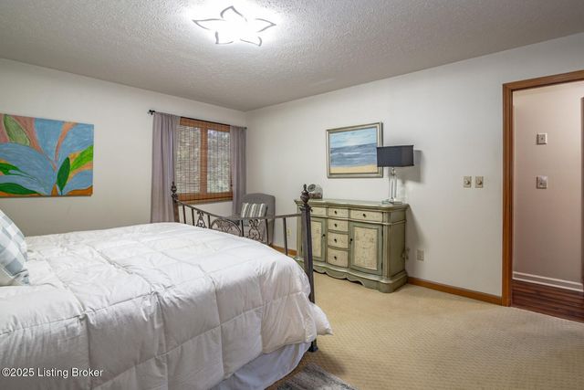 102 Thicket Ct, Radcliff, KY 40160