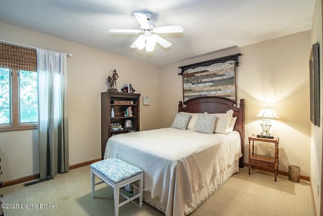 102 Thicket Ct, Radcliff, KY 40160