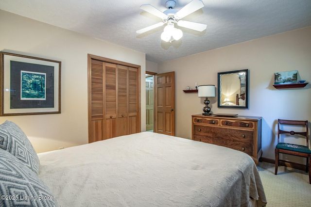 102 Thicket Ct, Radcliff, KY 40160