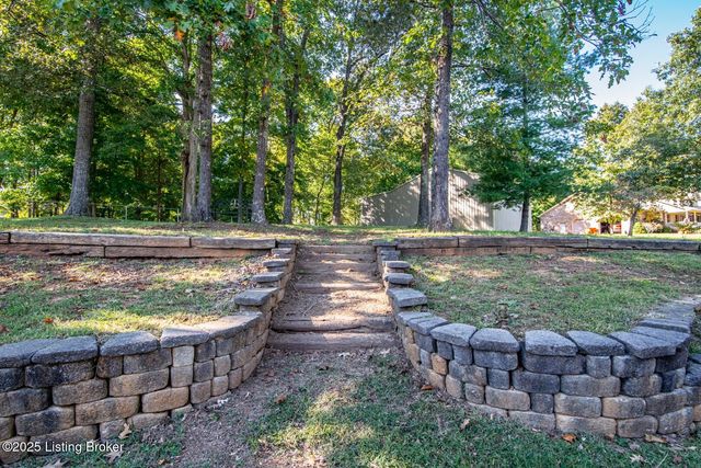 102 Thicket Ct, Radcliff, KY 40160