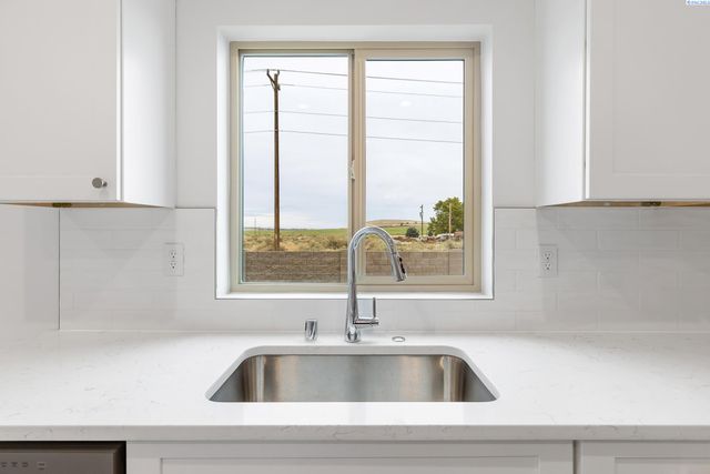 7632 Grapevine Ct, West Richland, WA 99353