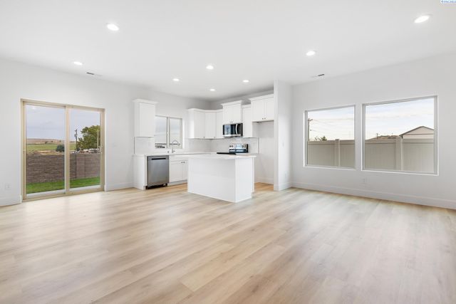 7632 Grapevine Ct, West Richland, WA 99353