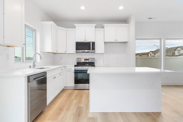 7632 Grapevine Ct, West Richland, WA 99353