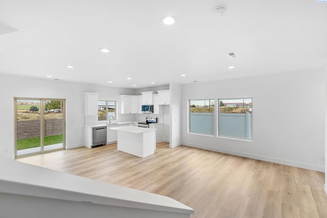 7632 Grapevine Ct, West Richland, WA 99353