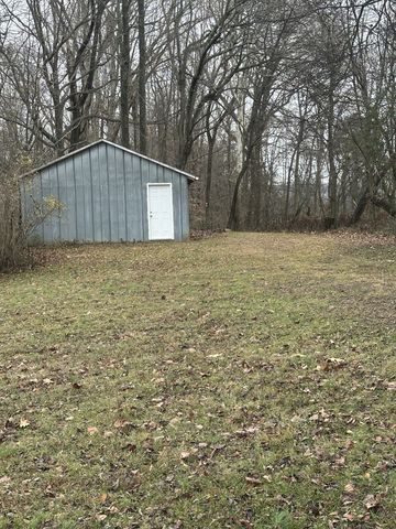 427 S Palmers Chapel Rd, Cottontown, TN 37048