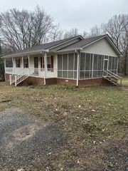 427 S Palmers Chapel Rd, Cottontown, TN 37048