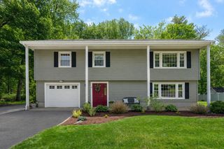 11 Longmeadow Road, Medfield, MA 02052