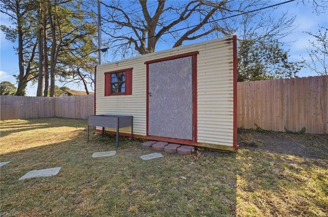 1821 S Lakeland DR, Norfolk, VA 23518