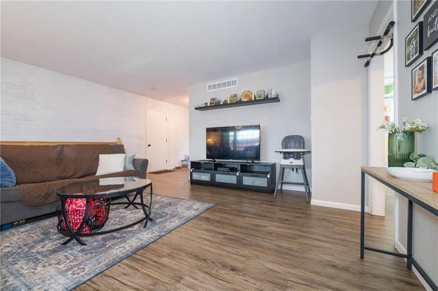 17304 E Bundschu Road, Independence, MO 64056