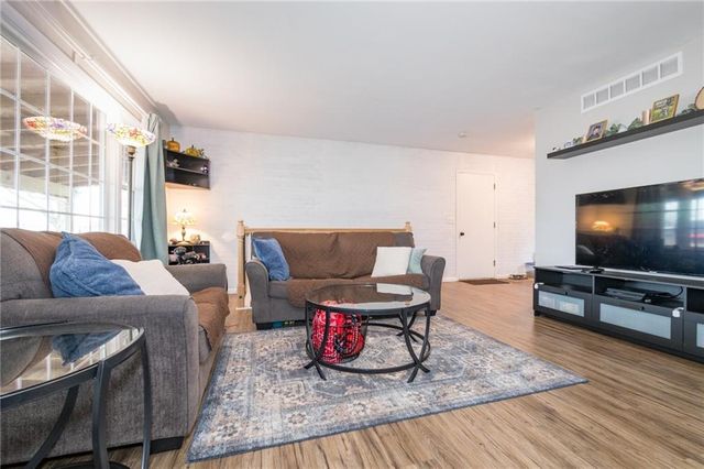 17304 E Bundschu Road, Independence, MO 64056