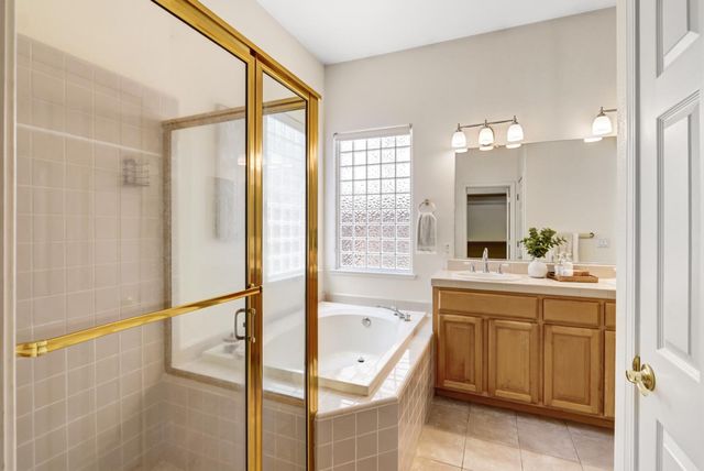 5144 Whisper Oaks Ln, Carmichael, CA 95608