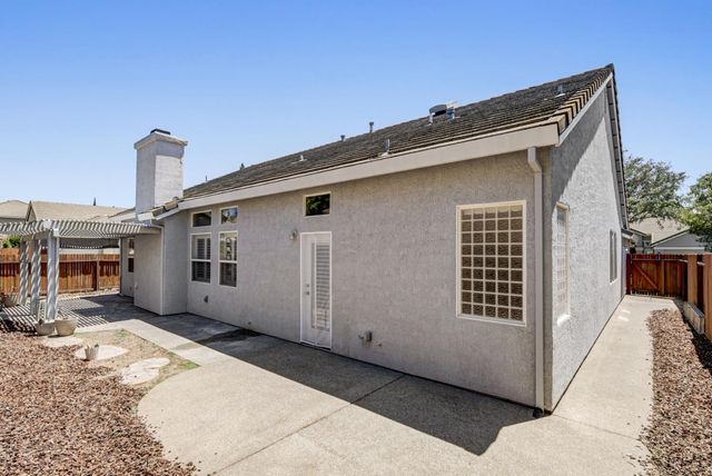 5144 Whisper Oaks Ln, Carmichael, CA 95608