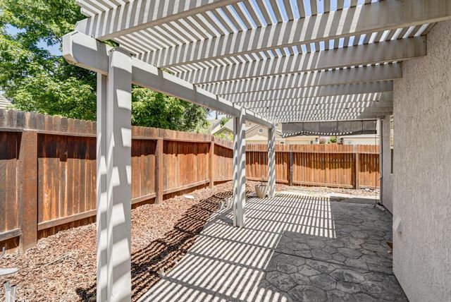 5144 Whisper Oaks Ln, Carmichael, CA 95608