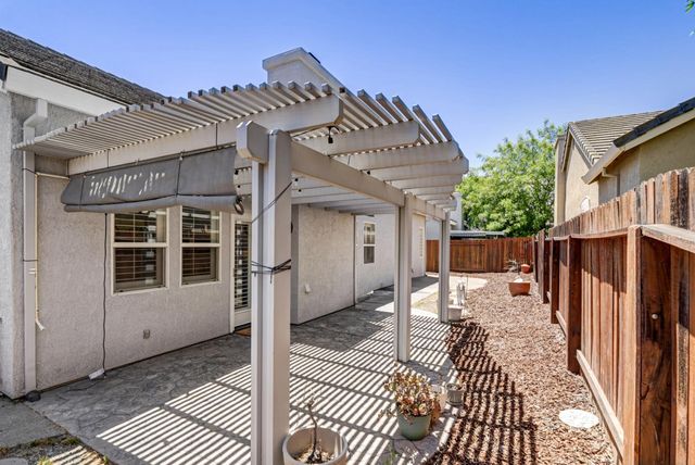 5144 Whisper Oaks Ln, Carmichael, CA 95608
