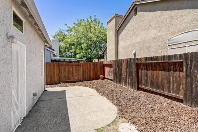 5144 Whisper Oaks Ln, Carmichael, CA 95608