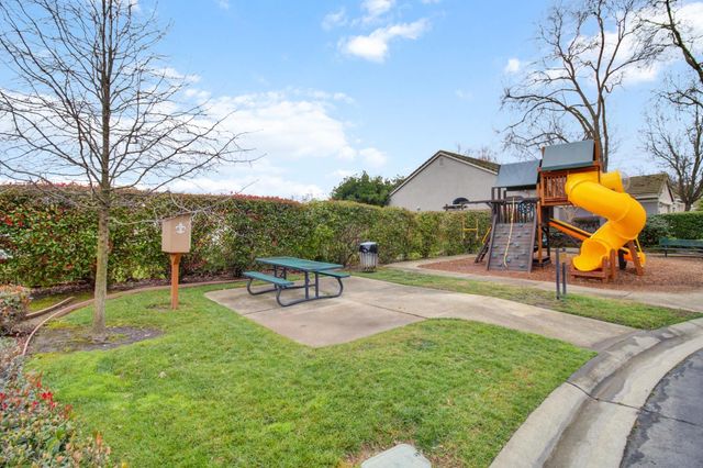 5144 Whisper Oaks Ln, Carmichael, CA 95608