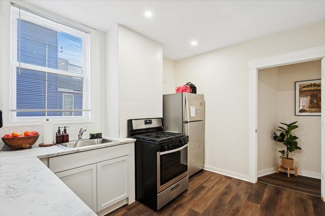 2144 W Montrose Avenue 1, Chicago, IL 60618