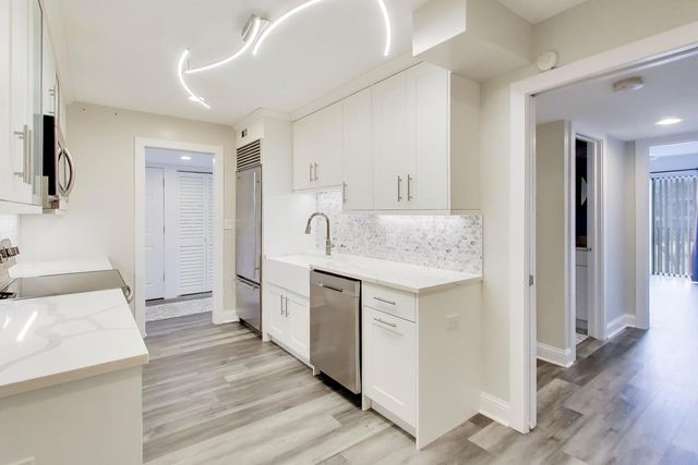 1 The Court of Harborside Court 202, Northbrook, IL 60062