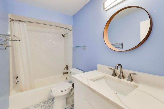 1 The Court of Harborside Court 202, Northbrook, IL 60062