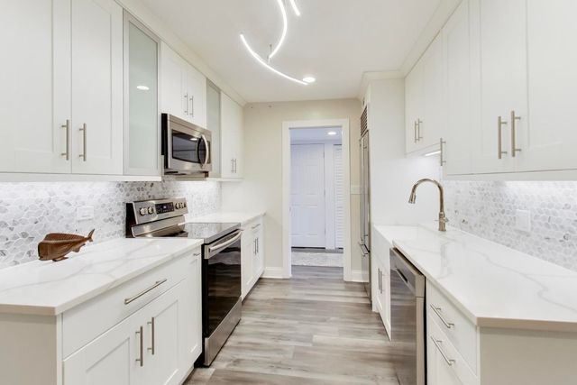 1 The Court of Harborside Court 202, Northbrook, IL 60062