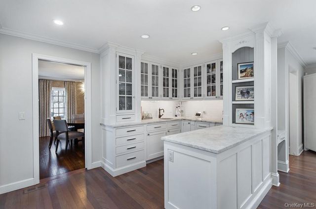 94 Round Hill Road, Scarsdale, NY 10583