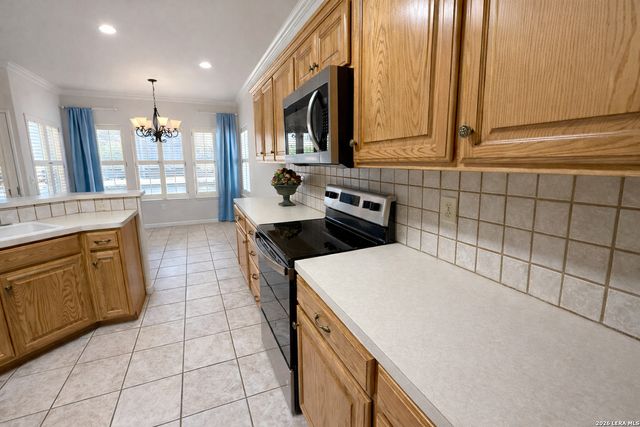 660 Oak Valley Dr, Kerrville, TX 78028