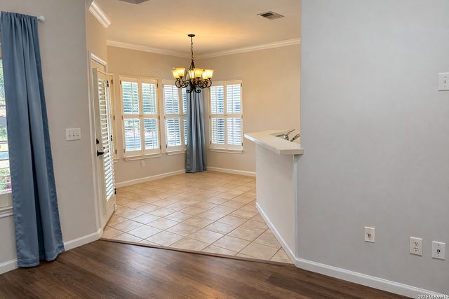 660 Oak Valley Dr, Kerrville, TX 78028