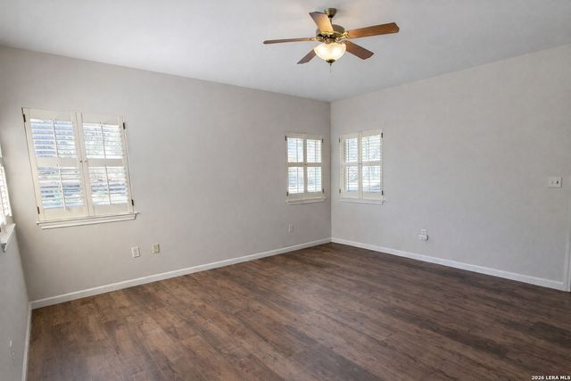 660 Oak Valley Dr, Kerrville, TX 78028