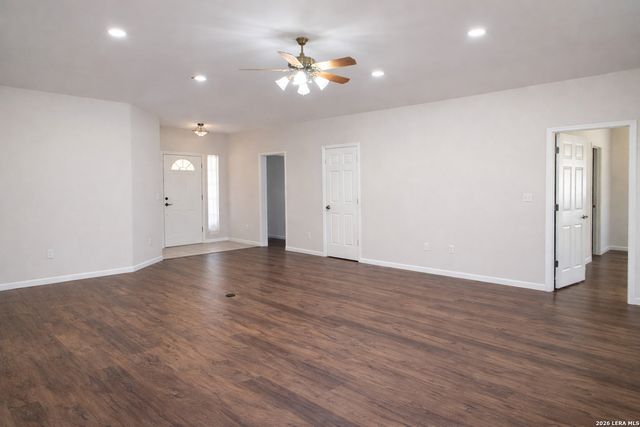 660 Oak Valley Dr, Kerrville, TX 78028