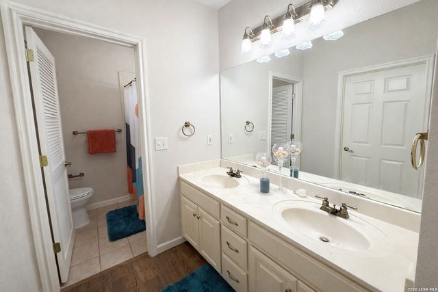660 Oak Valley Dr, Kerrville, TX 78028