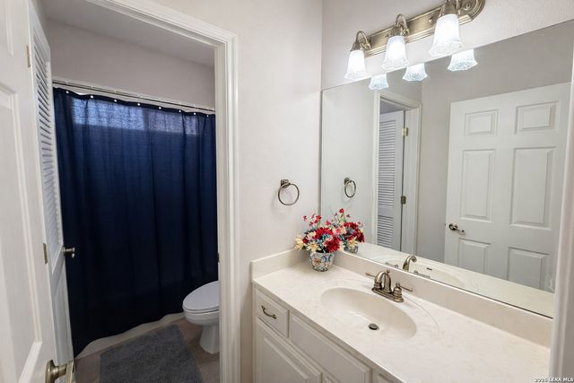 660 Oak Valley Dr, Kerrville, TX 78028