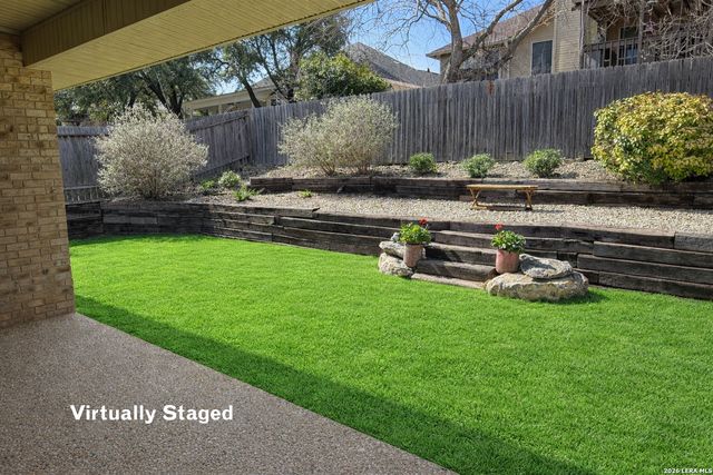 660 Oak Valley Dr, Kerrville, TX 78028