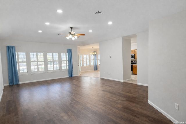 660 Oak Valley Dr, Kerrville, TX 78028