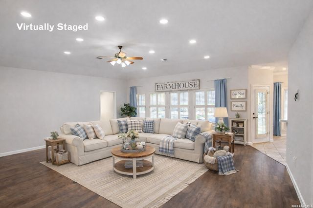 660 Oak Valley Dr, Kerrville, TX 78028