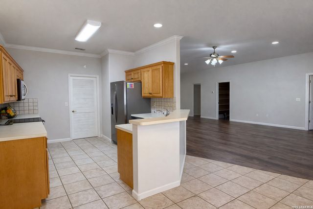 660 Oak Valley Dr, Kerrville, TX 78028