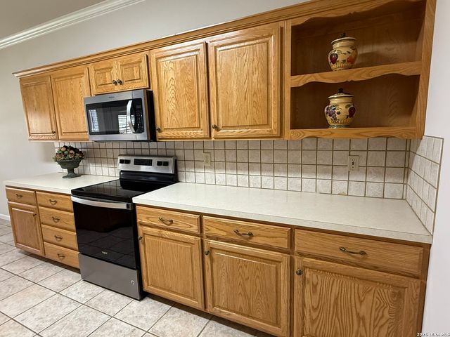 660 Oak Valley Dr, Kerrville, TX 78028