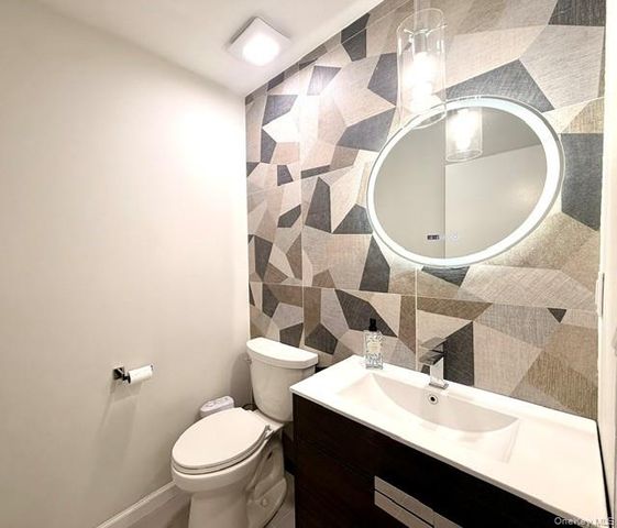 2 Herrels Circle, Melville, NY 11747